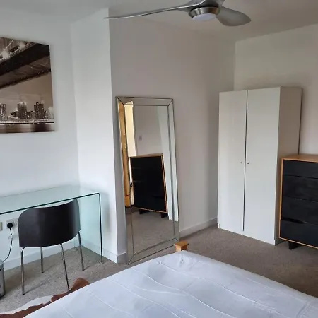 Large Centre 2 Bedroom Flat With Parking *
