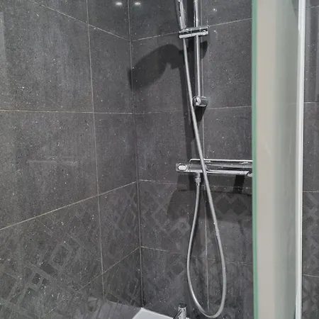 Large Centre 2 Bedroom Flat With Parking Apartmán