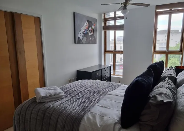 Large Centre 2 Bedroom Flat *