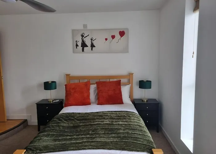 Large Centre 2 Bedroom Flat Bristol