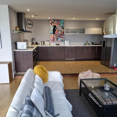 Large Centre 2 Bedroom Flat With Parking
