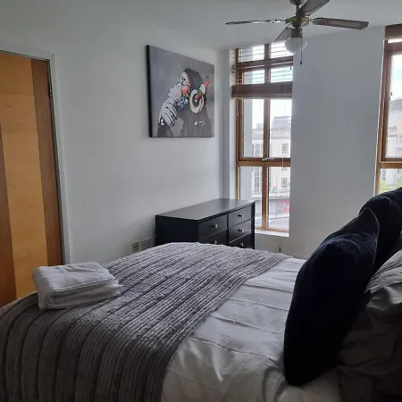 Large Centre 2 Bedroom Flat With Parking *