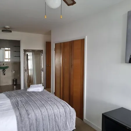 Large Centre 2 Bedroom Flat Апартаменты Бристоль