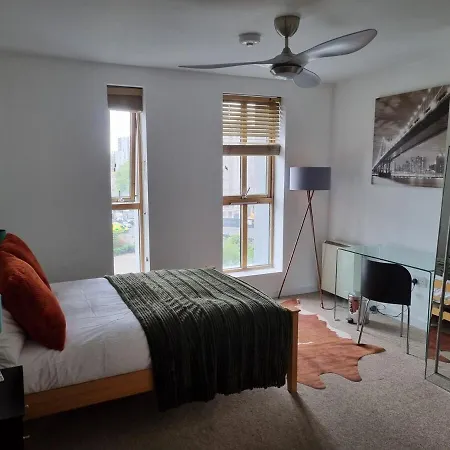 Апартаменты Large Centre 2 Bedroom Flat Бристоль