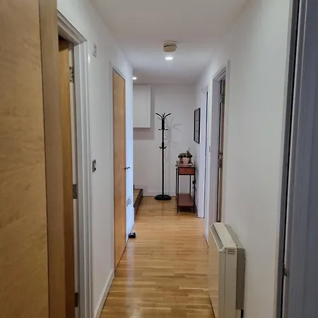 Апартаменты Large Centre 2 Bedroom Flat With Parking