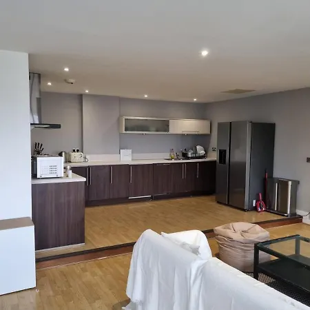 Large Centre 2 Bedroom Flat Апартаменты
