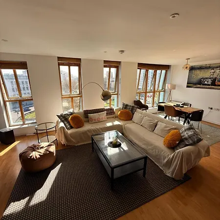 Large Centre 2 Bedroom Flat With Parking