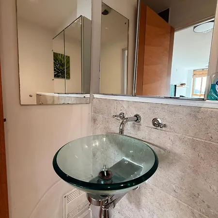 Large Centre 2 Bedroom Flat With Parking