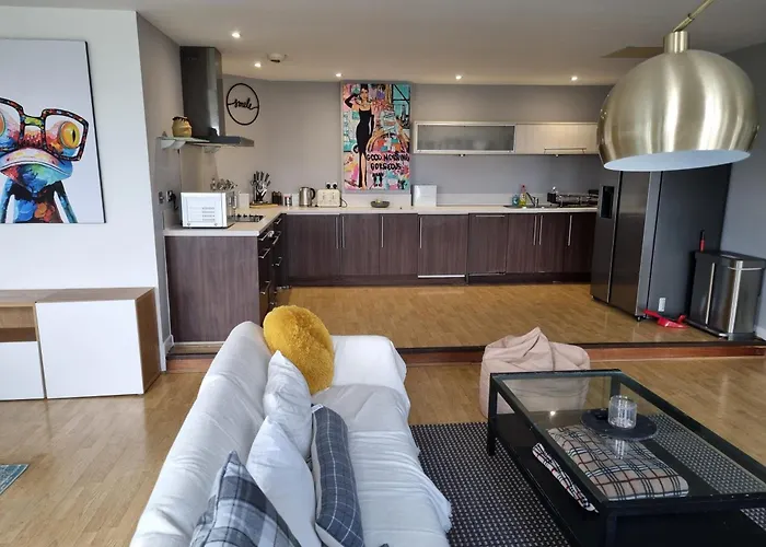 Large Centre 2 Bedroom Flat With Parking