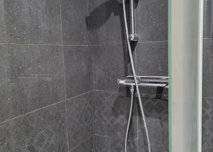 Large Centre 2 Bedroom Flat With Parking Lejlighed