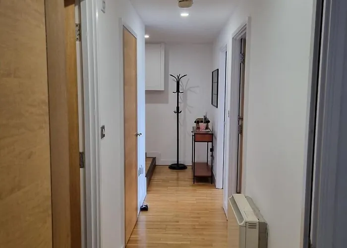 Lejlighed Large Centre 2 Bedroom Flat With Parking