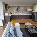 Large Centre 2 Bedroom Flat With Parking