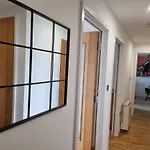 Large Centre 2 Bedroom Flat With Parking Apartment *