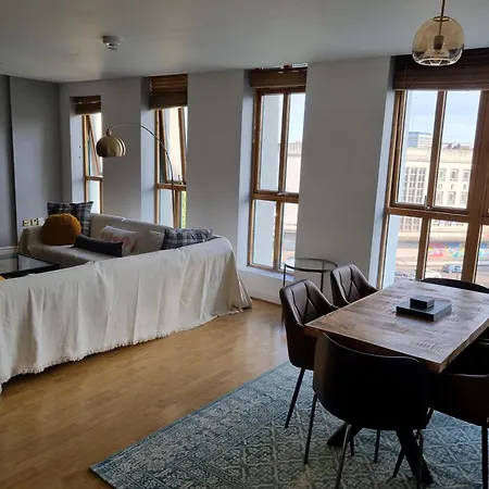 Апартаменти Large Centre 2 Bedroom Flat Бристоль