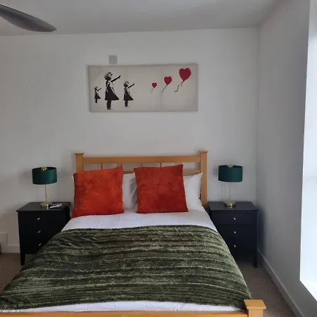 Large Centre 2 Bedroom Flat With Parking Bristol