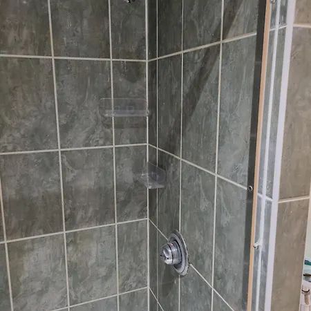 Large Centre 2 Bedroom Flat With Parking * Bristol