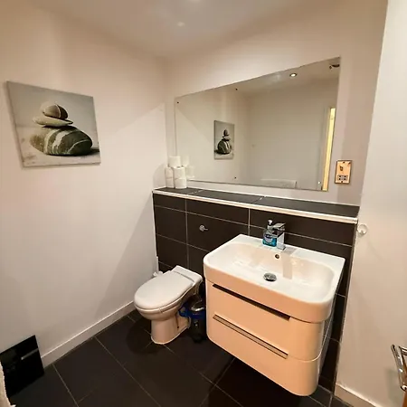 Large Centre 2 Bedroom Flat With Parking *