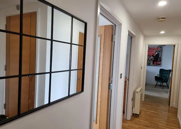 Large Centre 2 Bedroom Flat Апартаменти *