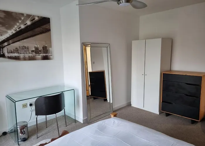 Large Centre 2 Bedroom Flat *